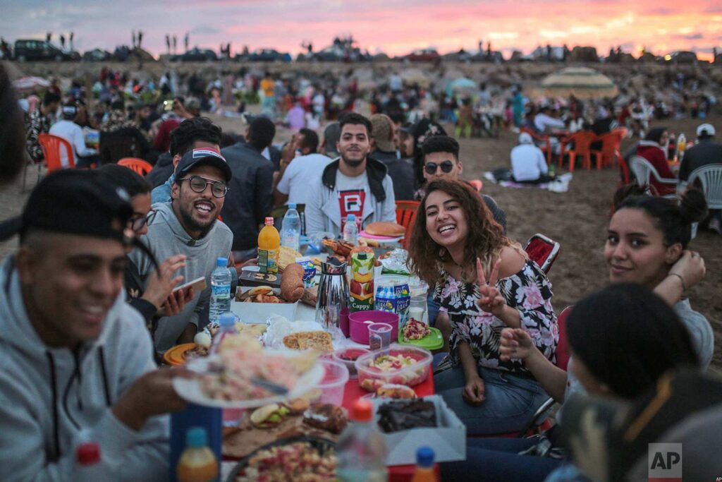 Una famiglia in procinto di interrompere il Ramadan, consigli culturali per il Marocco